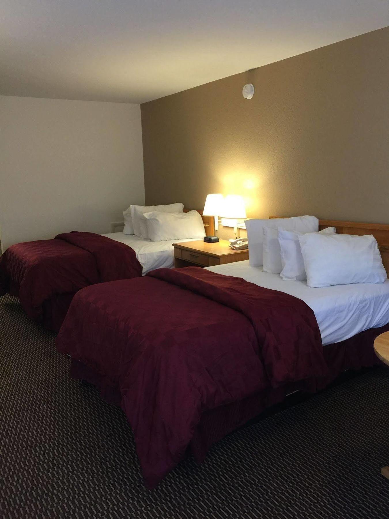 Deluxe Inn & Suites Junction City Exterior foto