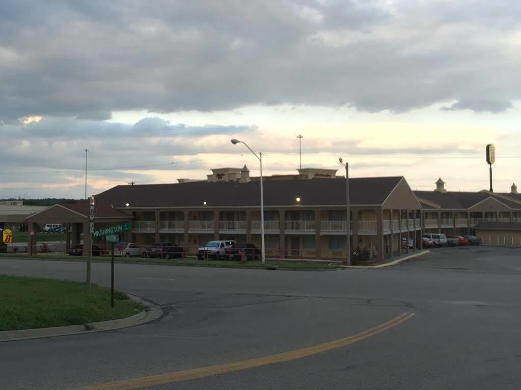 Deluxe Inn & Suites Junction City Exterior foto